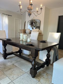 BEAUTIFUL POTTERY BARN DINING TABLE ONLY ( chairs are not for sale ) ( oak mission color )