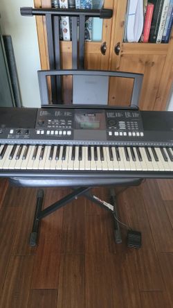 Yamaha PSR-E423 portable arranger keyboard with stand and bench