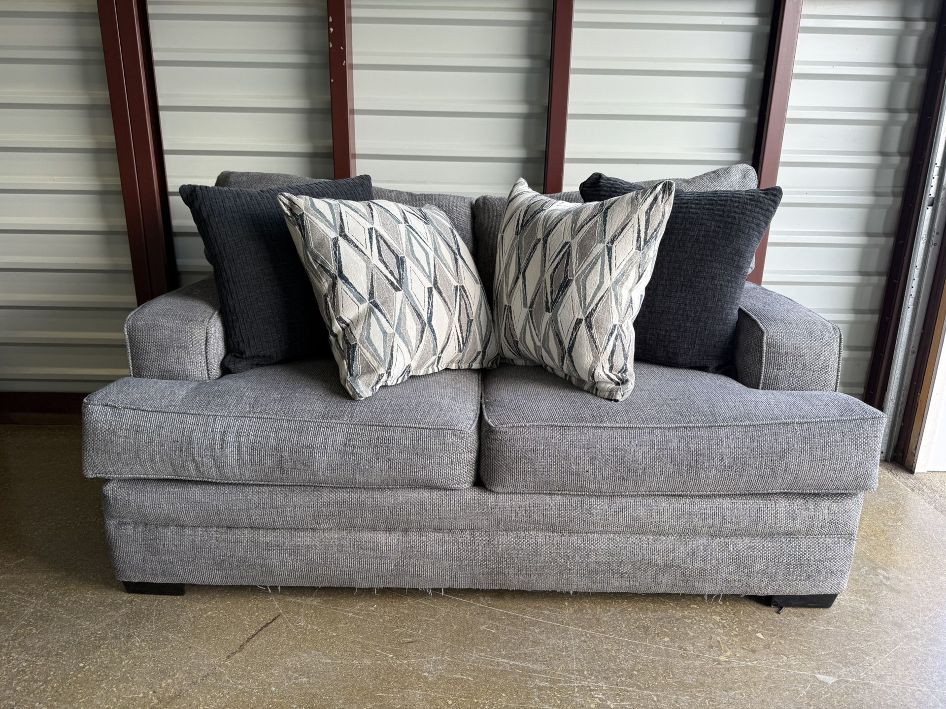 Gray Walter-E-Smithe Lovesest! ***Free CurbSide Delivery***