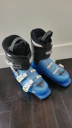 Blue ski boots with adjustable straps.  fits big kids size 36  5Y