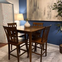 Nice Height Dining Set Very Good Condition!! Table With 4 Chairs! I Can Deliver.