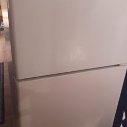 Refrigerator Top Freezer Like New 5 Months Warranty 