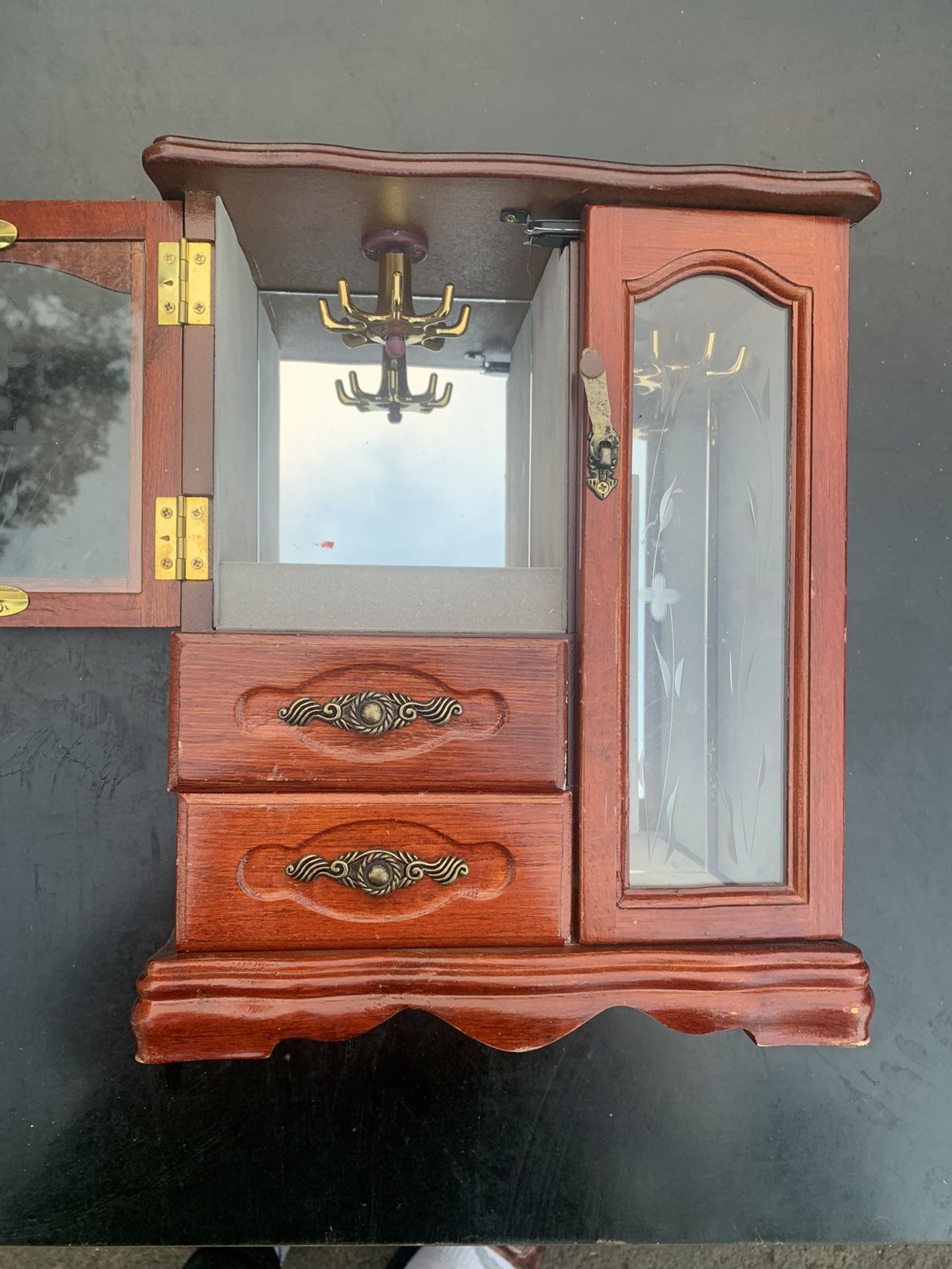 Beautiful Jewelry box with two mirrors and expanding doors