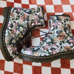 Women Dr Martens 1460 Pascal Floral Boots