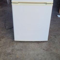 Mini Fridge- Lightly Used 