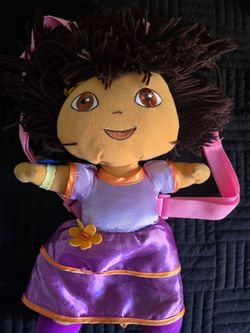 Muñeca de peluche dora,