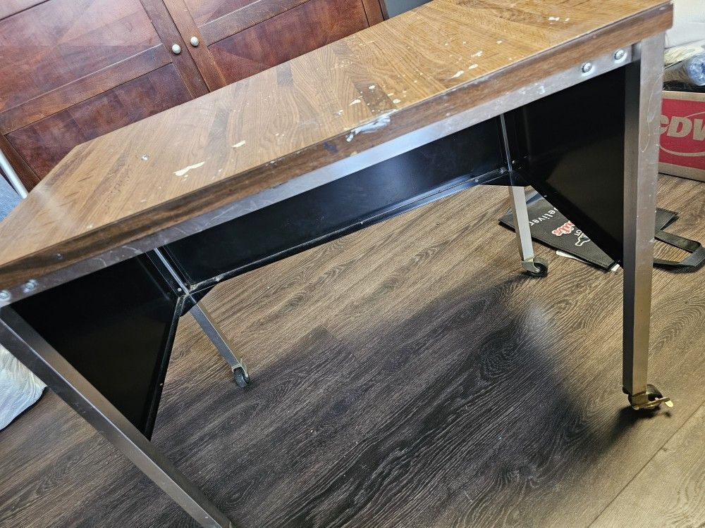 Desk With Wheels