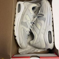 WOMENS AIR MAX COMMAN SIZE 9 