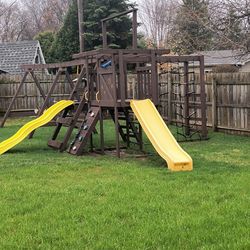 Swing set need gone asap make offer