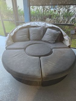 Outdoor round daybed