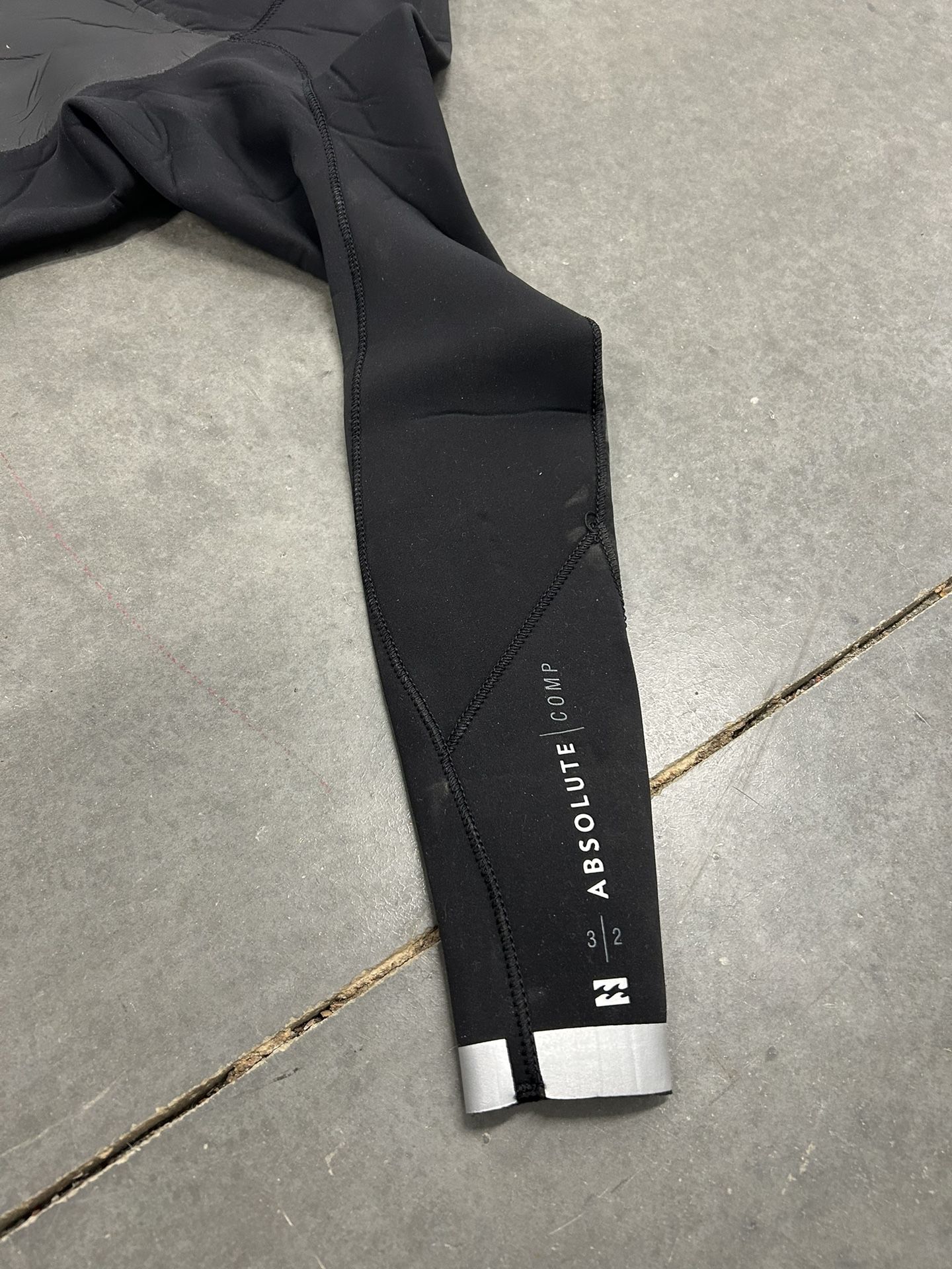 Billabong Wetsuit 3/2 absolute Series USED ONCE. Sports & Outdoors