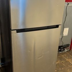 Vissani MDTF18SSR 18 cu. ft. Top Freezer Refrigerator