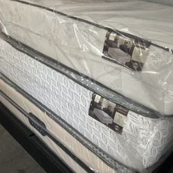 QUEEN SIZE MATTRESS BRANF NEW 11 INCH $190 LOCATION.303 POCASSET AVE PROVIDENCE RI OPEN 7 DAY 