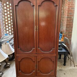 Thomasville Entertainment Armoire. Retail:$1100. REAL WOOD, Very Heavy