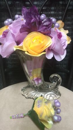 $30 very beautiful 2 tone light Purple & Dark Purple / Yellow flowers In a Snail glass vase With matching boutonniere. Solon, Maple, Garfield Bedford.