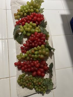 Set Of 7 Plastic Green And Red Bunches Of Grapes $20