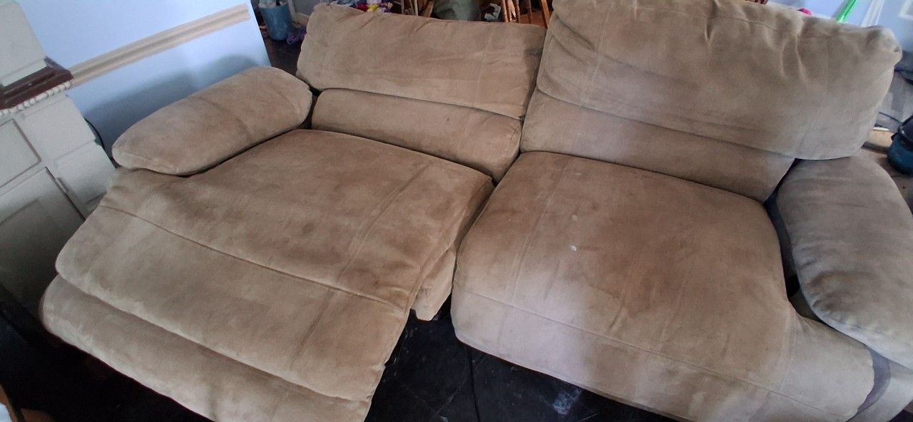 Title:Furniture Of America
Dual electric reclining loveseat, model F8797M