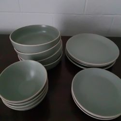 16 Piece Dinnerware Set 