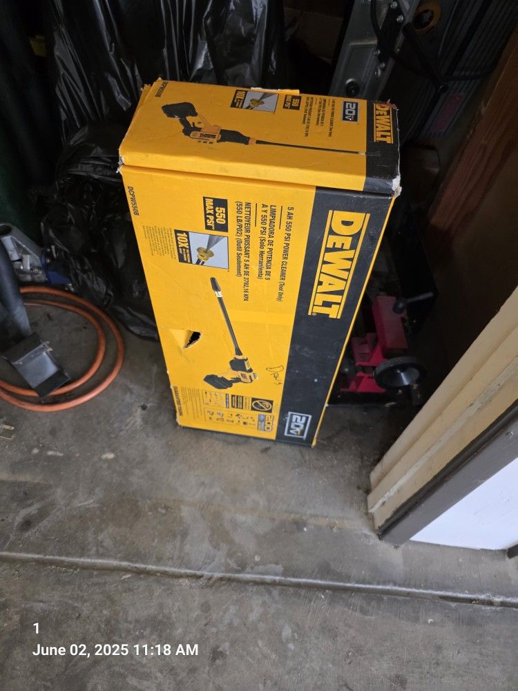 Dewal 20volt MAX 550 PSI. Power Washer