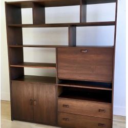 American Mid-Century Modern Walnut Bookcase & Room Divider: A Versatile Bar/Desk Statement Piece