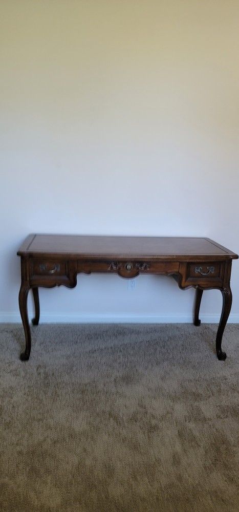 Beautiful Vintage French Provincial Hammary Writing Desk