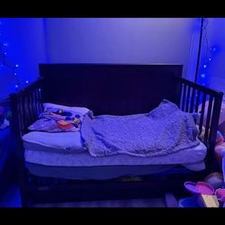 Wooden crib/ Toddler Bed 4 stages