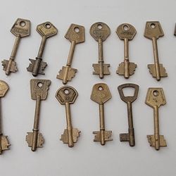 Lot Of 20 vintage Argentinian House keys And Mix Brass 