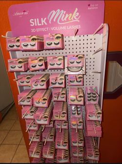 Mink eyelashes + lash stand
