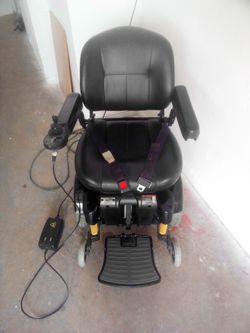 Excellent pride jazzy 1121 power chair excellent condition with charger