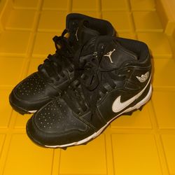 Cleats Nike Jordan 1 Mid Little/Big Kids' Cleats Size 2Y