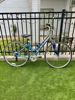 GIANT CYPRESS HYBRID BIKE 700cc Wheels