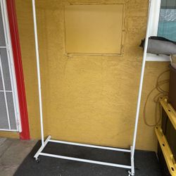 BEAUTIFUL LIKE NEW CLOTHING RACK WITH WHEELS 