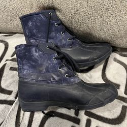 Girls Or Womens Size 6 Snow Boots 