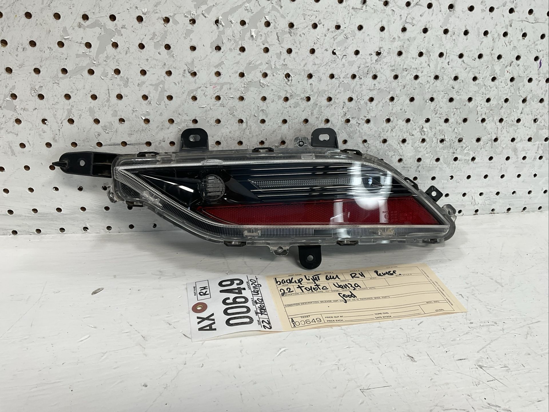 2020 2024 TOYOTA VENZA RIGHT SIDE REAR BUMPER BACKUP LAMP OEM