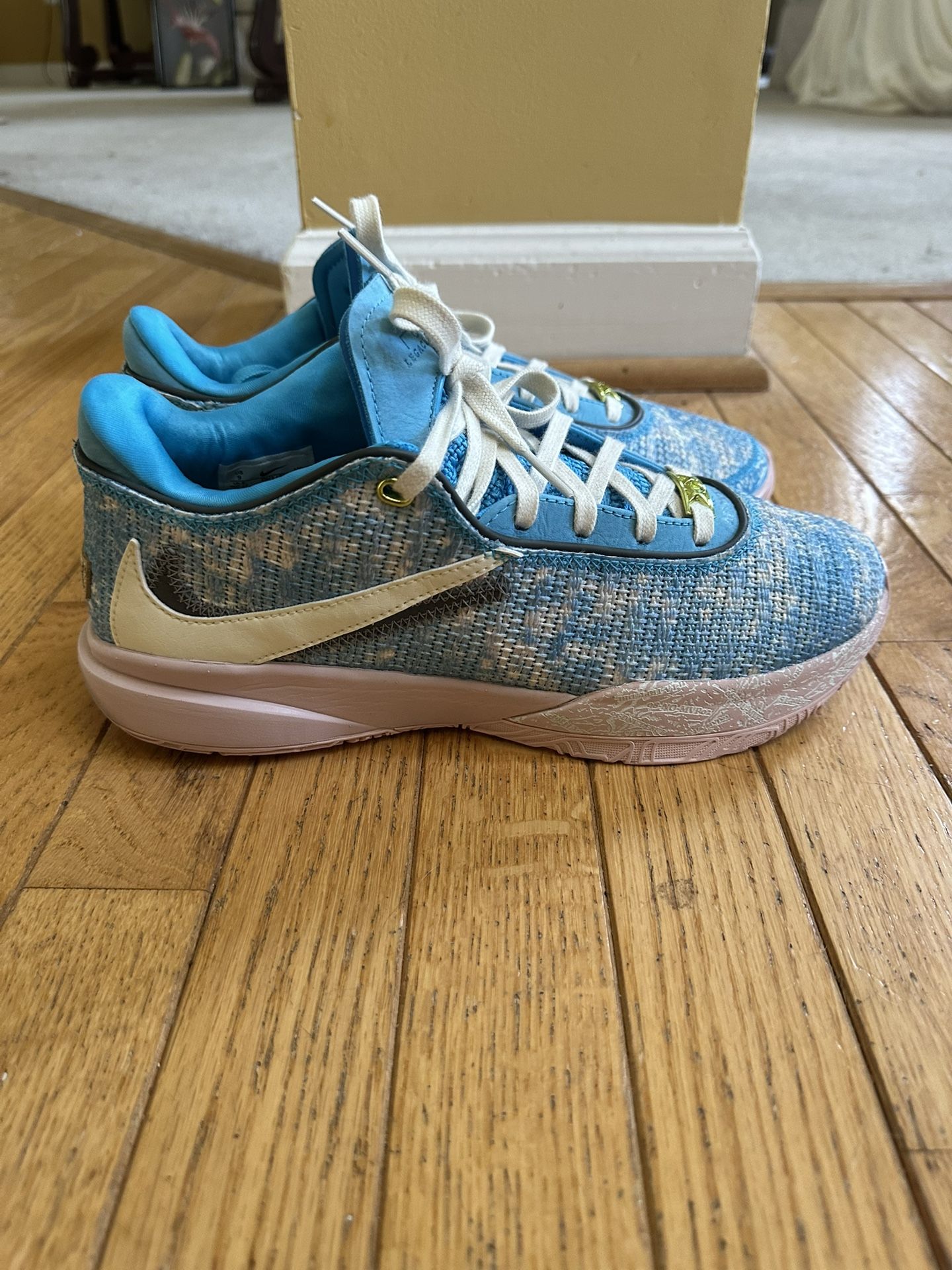 Nike LeBron Size 9
