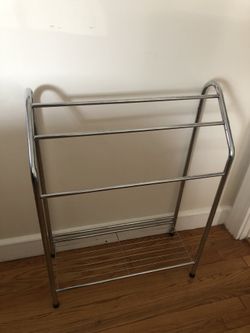 Freestanding towel rack