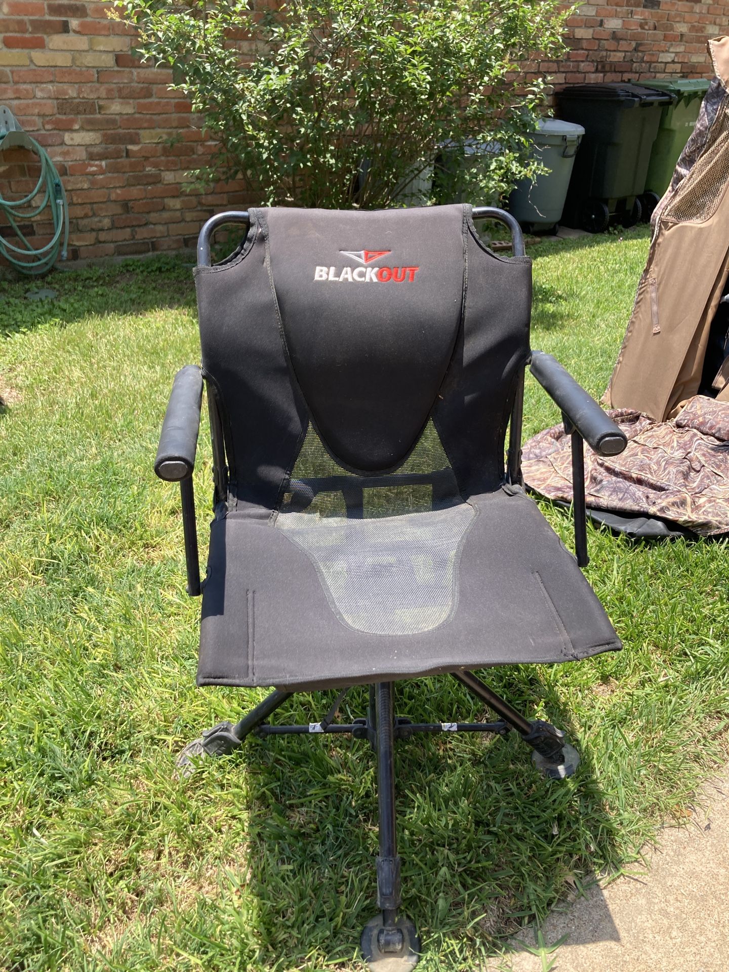 Cabela’s BlackOut Swivel Hard-Arm Chair