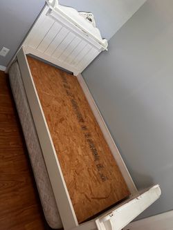 Twin bed set with pull out underneath for mattress