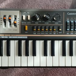 Key Board - Casio MT 68 Electronic  Piano 