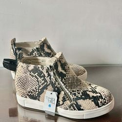 Women boots size 6 new