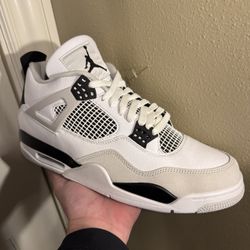 Jordan 4 - Military Black 