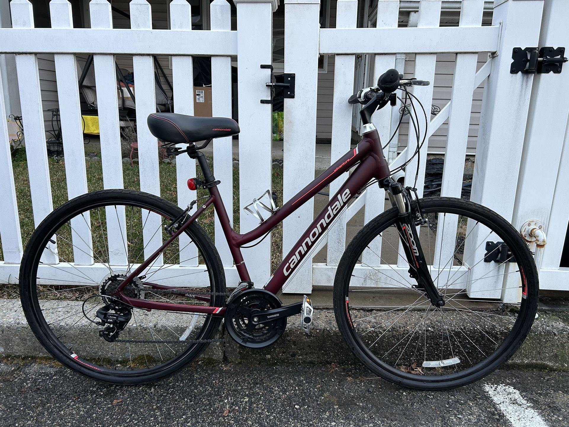 Cannondale Adventure 3 Hybrid/Mountain Bike