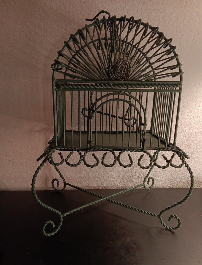 GORGEOUS VTG Wrought Iron Green Victorian Scrolled 16"Hx12"Wx9"D Bird Cage.
Great as bird cage or floral decor.