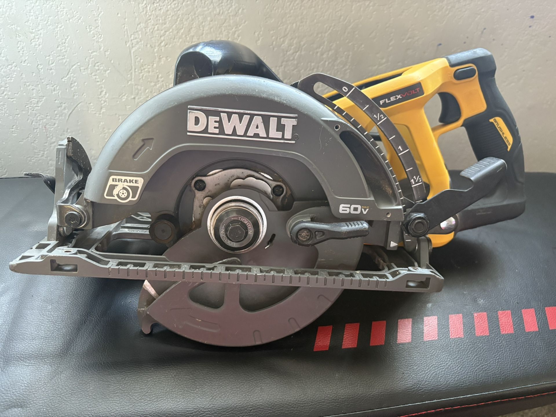 FLEXVOLT 60v Worm Drive Style Circular Saw