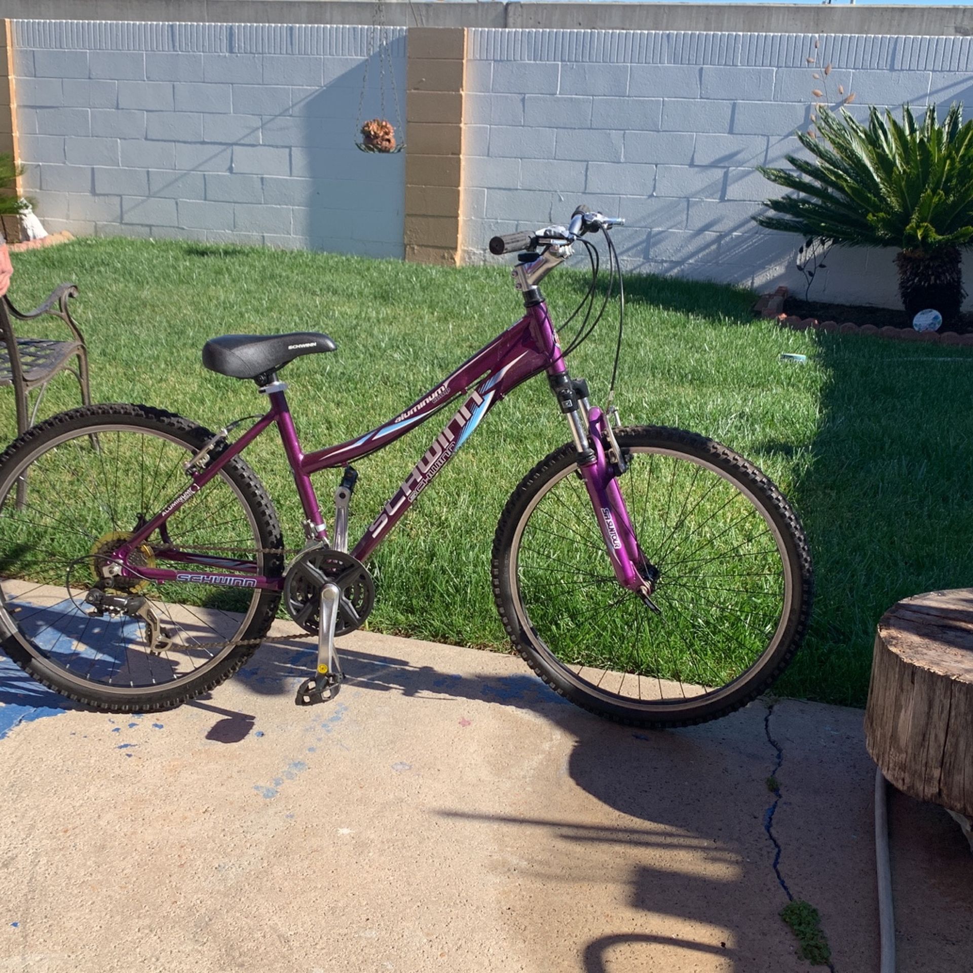 Woman’s Schwinn SR suntour Mountain Bike Style 21 Speed Only Used A Couple Times Like Brand New 26 Inch