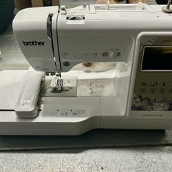 **Brother SE 600 Embroidery Machine - Excellent Condition - Extras Included! - Local Pickup in Queens**