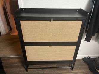Shoe storage shelf