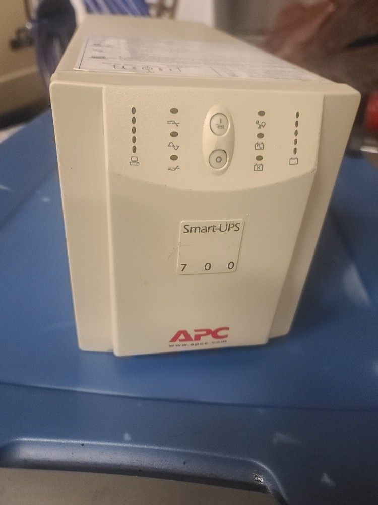 APC Smart-UPS 700 4 Outlet Uninterruptible Power Supply SU700NET w/Batteries