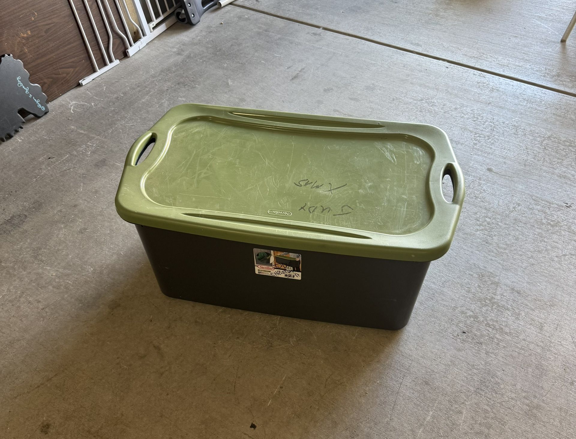 Sterilite 30 Gallon Storage Container 