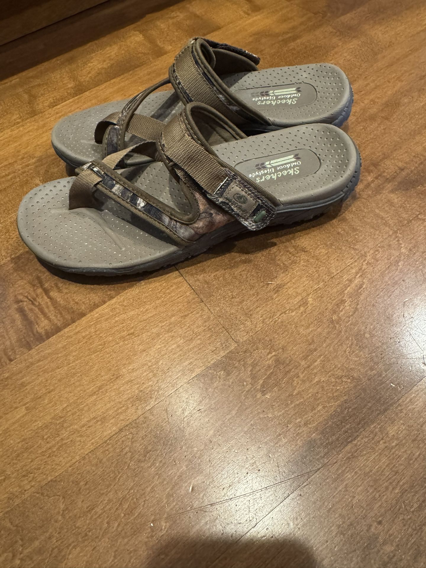 Woman’s Skechers X Mossy Oak Sandals Shipping Available